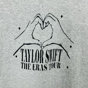 Taylor Swift Eras Tour T-Shirt Hand Heart Short Sleeve Womens Size XL Light Gray